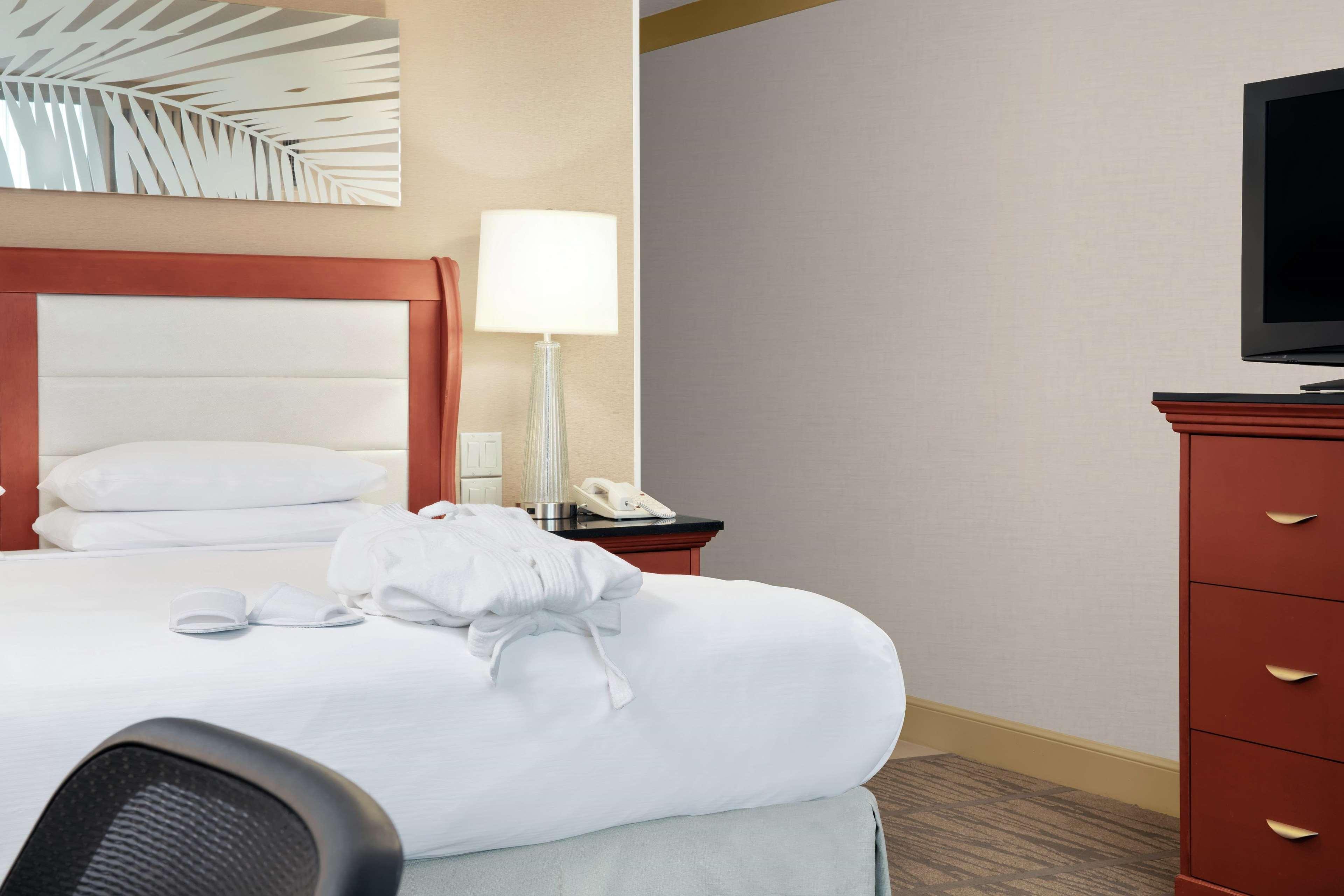 Doubletree By Hilton Hotel Miami Airport & Convention Center Exterior foto
