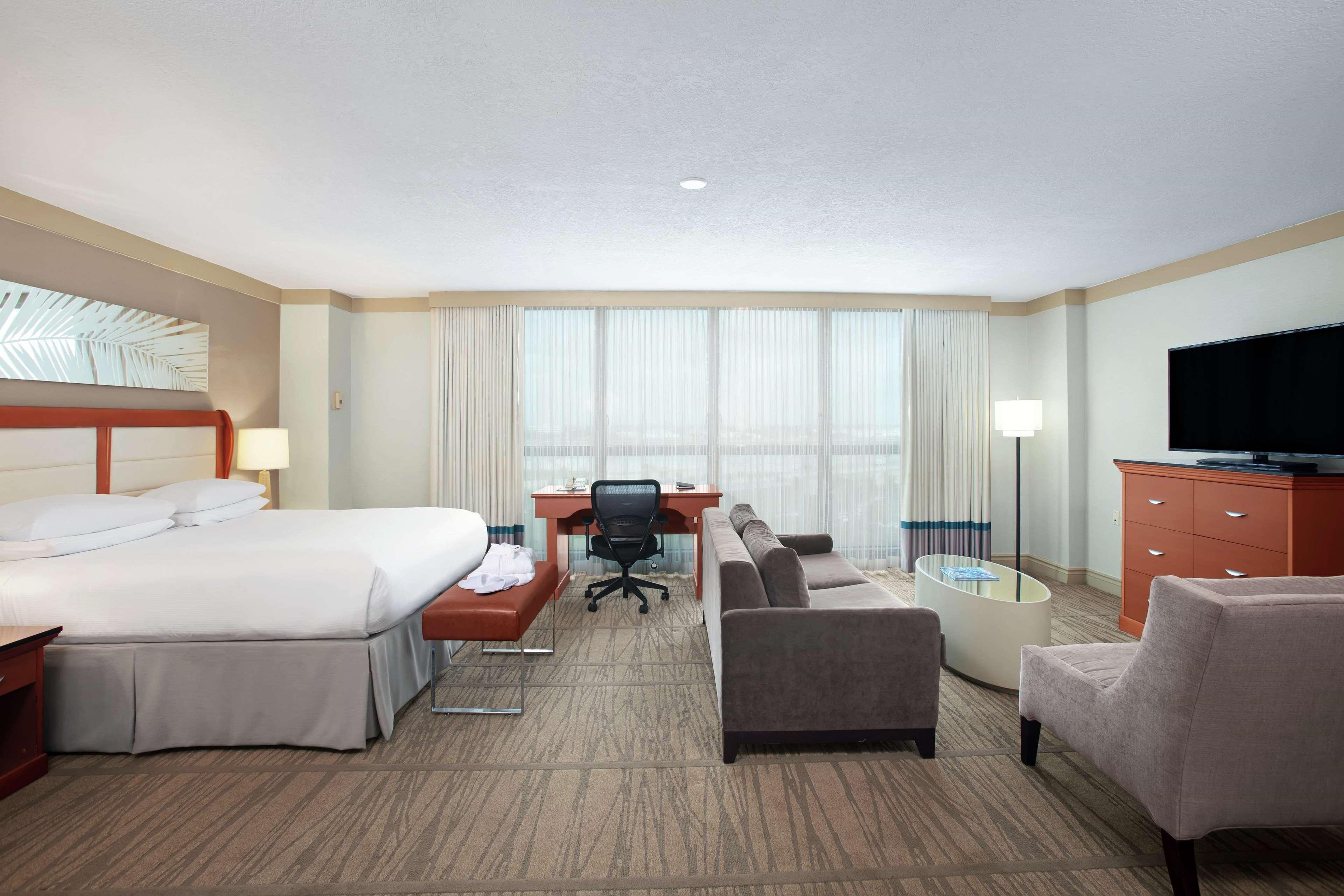 Doubletree By Hilton Hotel Miami Airport & Convention Center Exterior foto